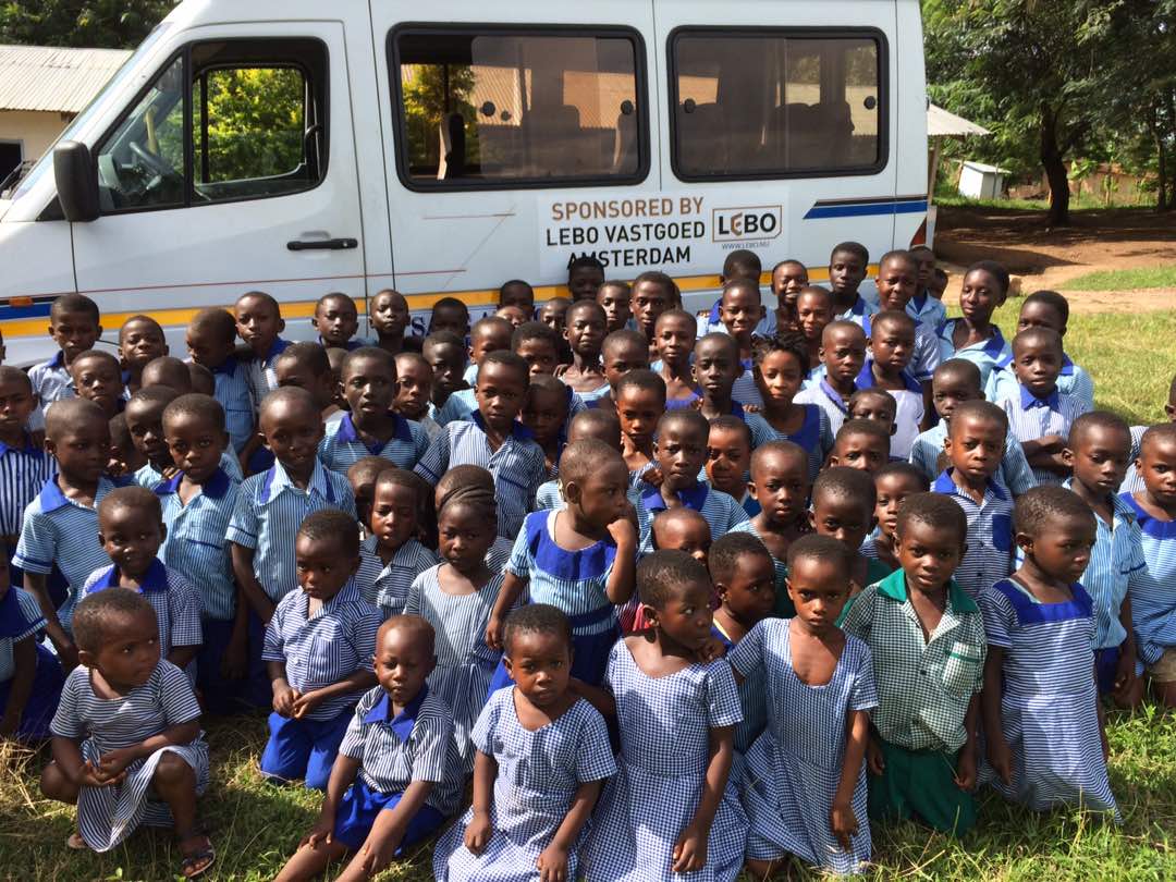 Busdonatie LEBO aan een school in Obuasi, Ghana